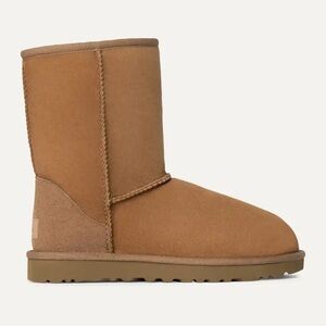 UGG Classic Short II NEW Size: 7